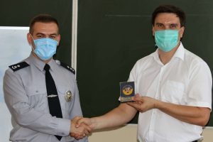 Владимир Ведмидь получает награду
